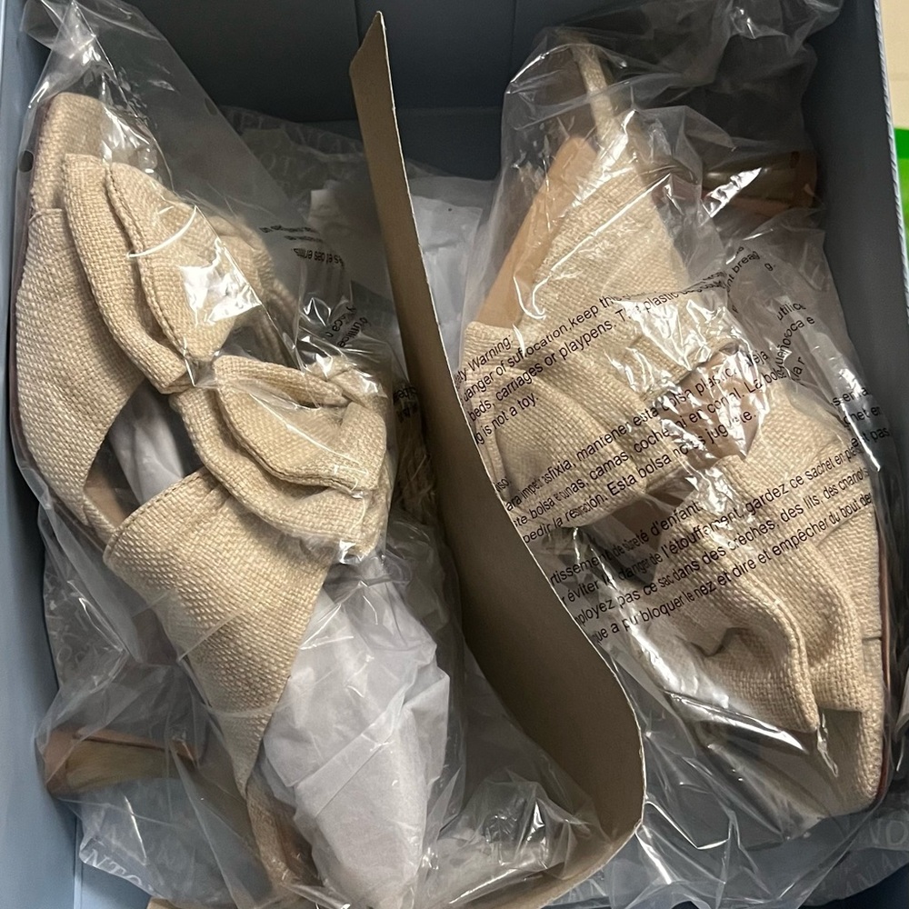 ANTONIO MELANI Women's Cream Textured Bow Mules - Picture 5 of 5